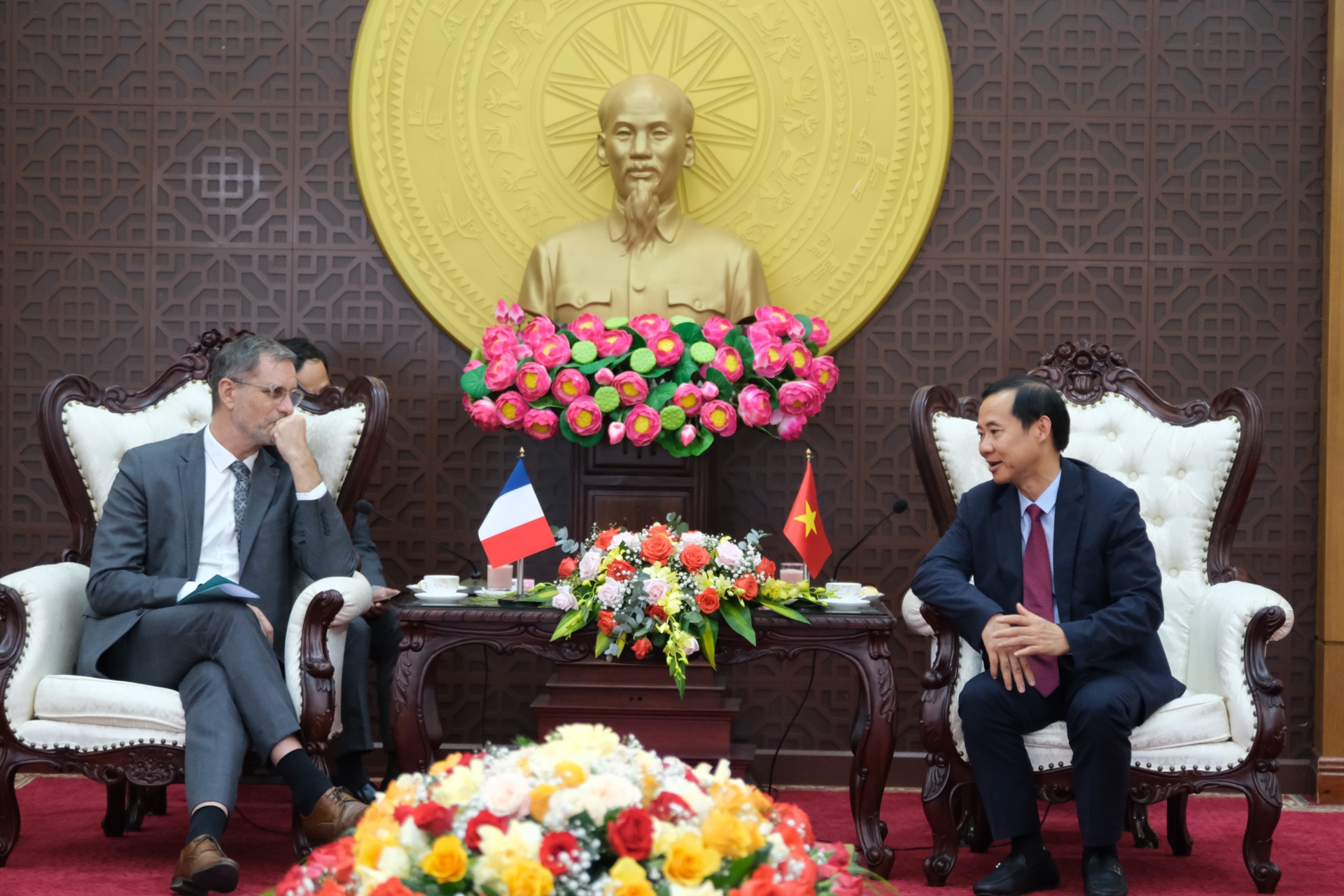 đồng chí Nguyễn Thái Học - Quyền Bí thư Tỉnh ủy Lâm Đồng đã có buổi tiếp xã giao ông Olivier Brochet - Đại sứ nước Cộng hòa Pháp tại Việt Nam.
