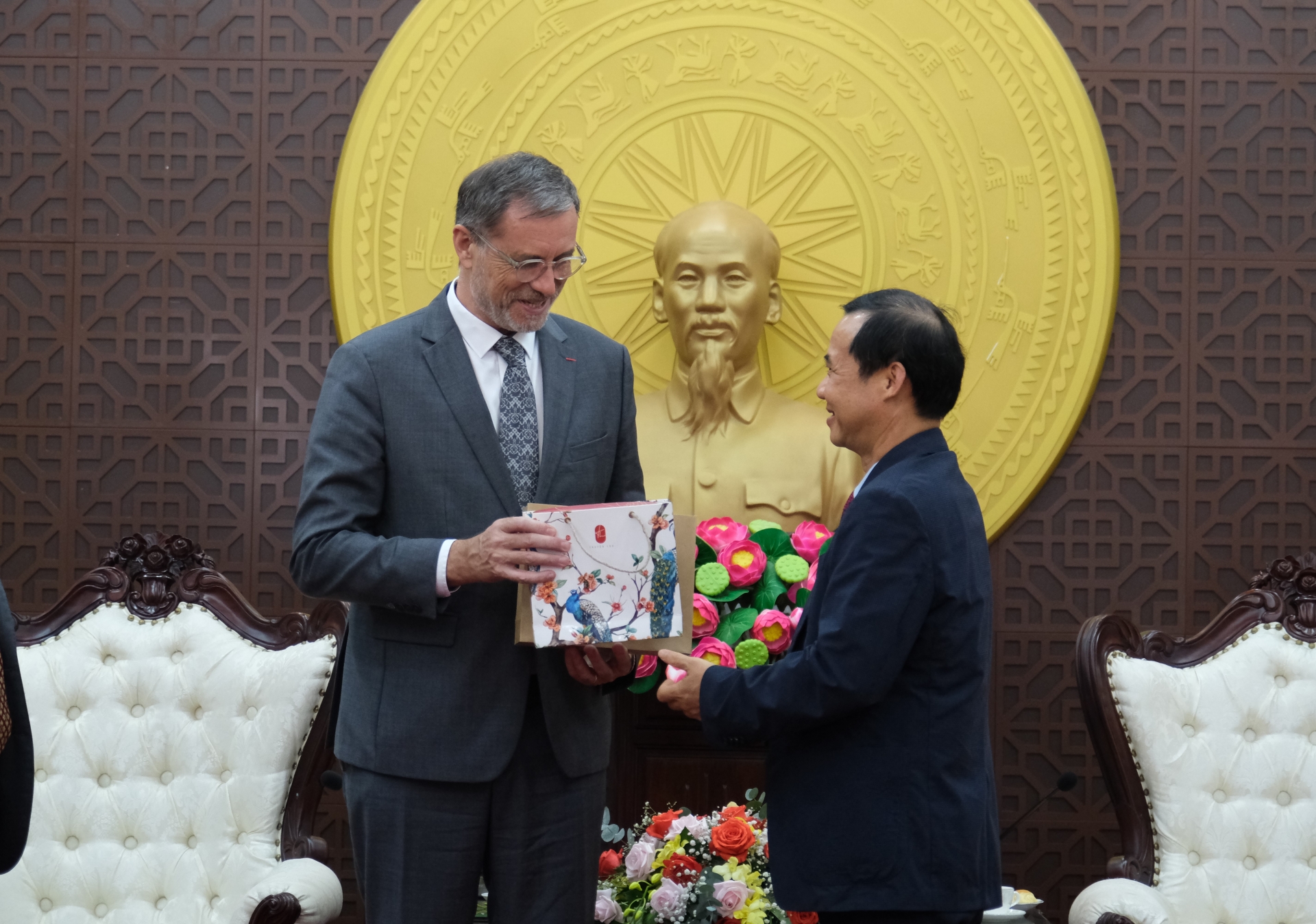 Quyền Bí thư Tỉnh ủy Lâm Đồng Nguyễn Thái Học tặng quà lưu niệm cho Ngài Đại sứ nước Cộng hòa Pháp tại Việt Nam