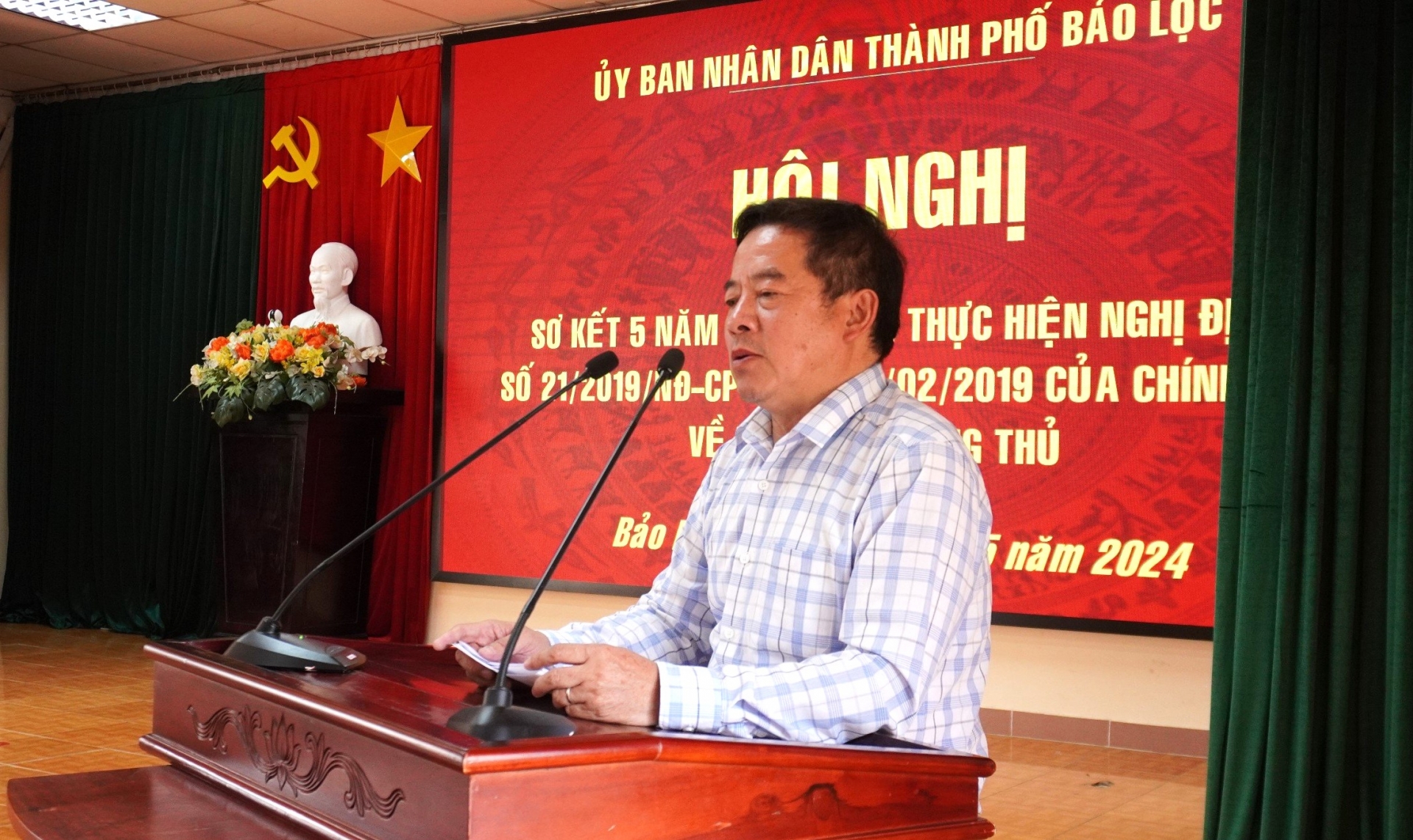 Chủ tịch UBND TP Bảo Lộc Nguyễn Văn Phương phát biểu chỉ đạo tại hội nghị