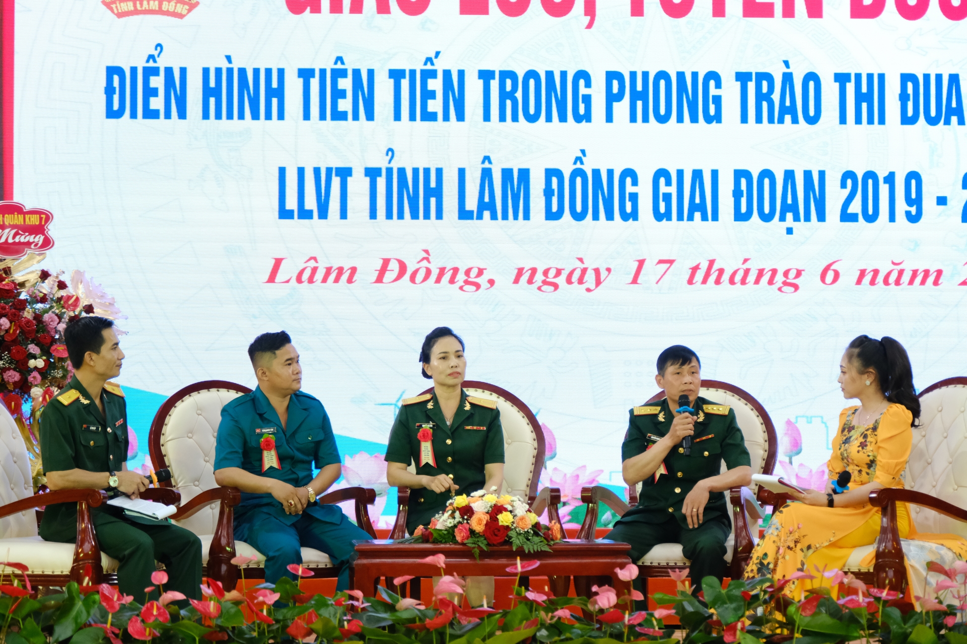 Giao lưu các tập thể điển hình tiên tiến 