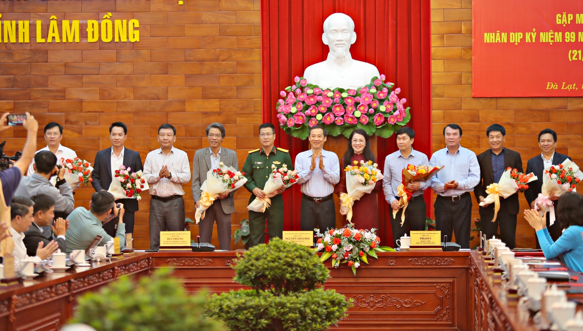 Lãnh đạo tỉnh Lâm Đồng tặng hoa chức mừng các Nhà báo nhân ngày 21/6