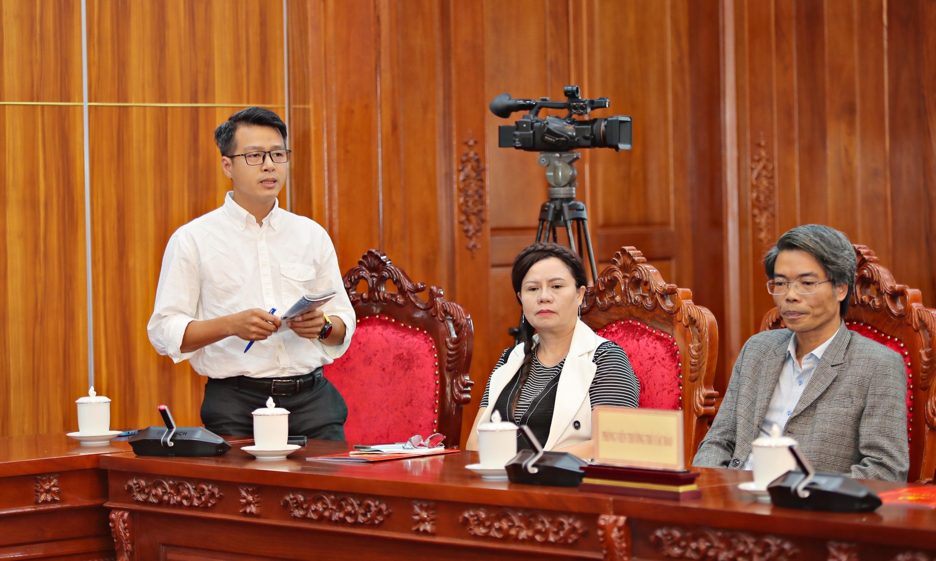 Nhà báo Mai Vinh- đại diện Văn phòng thường trú Báo Tuổi Trẻ tại Lâm Đồng phát biểu tại buổi gặp mặt