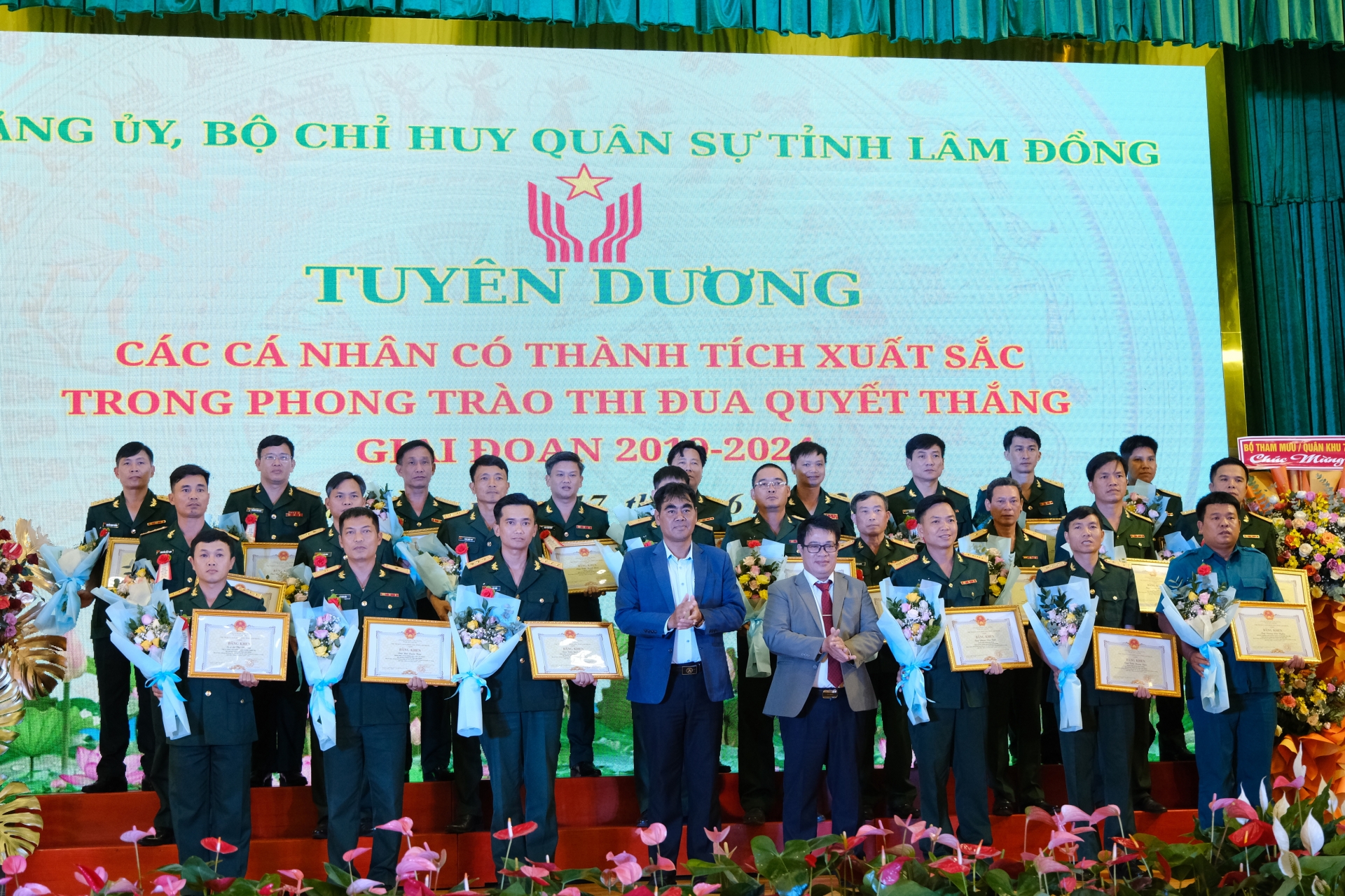  UBND tỉnh khen thưởng các cá nhân có thành tích trong phong trào TĐQT 