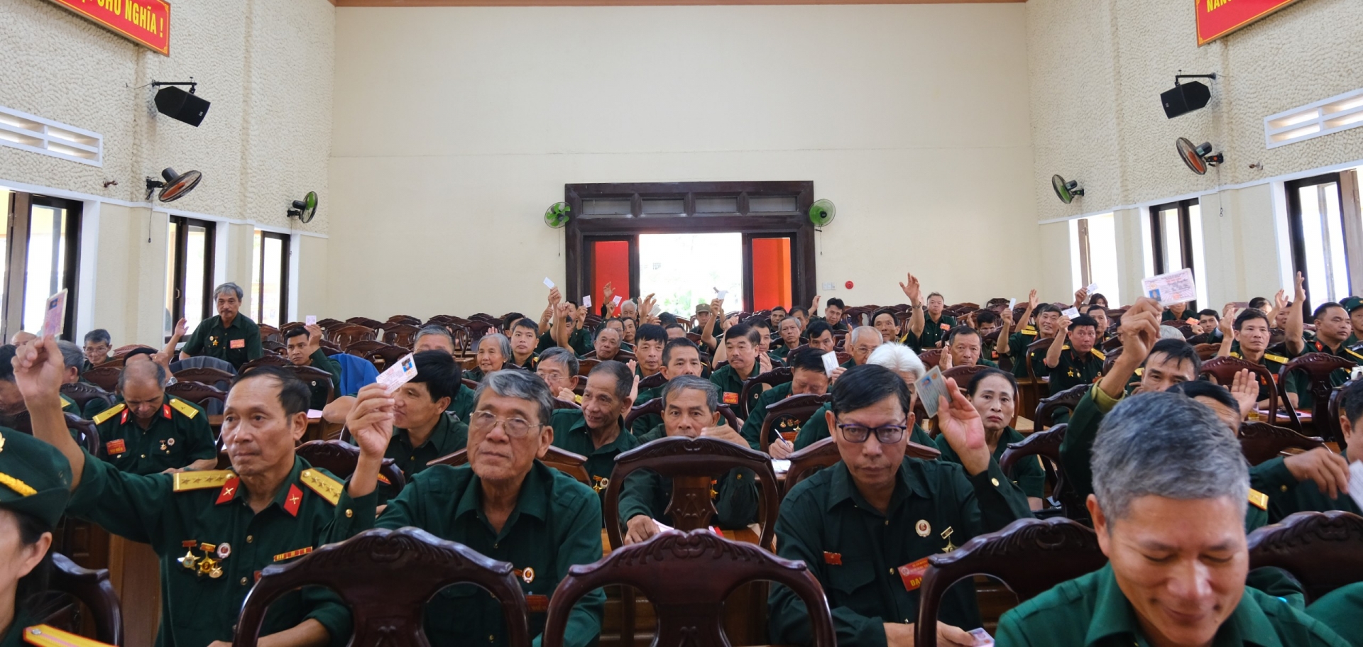 Các đại biểu biểu quyết bầu Đoàn đại biểu dự Đại hội Thi đua CCB gương mẫu cấp tỉnh