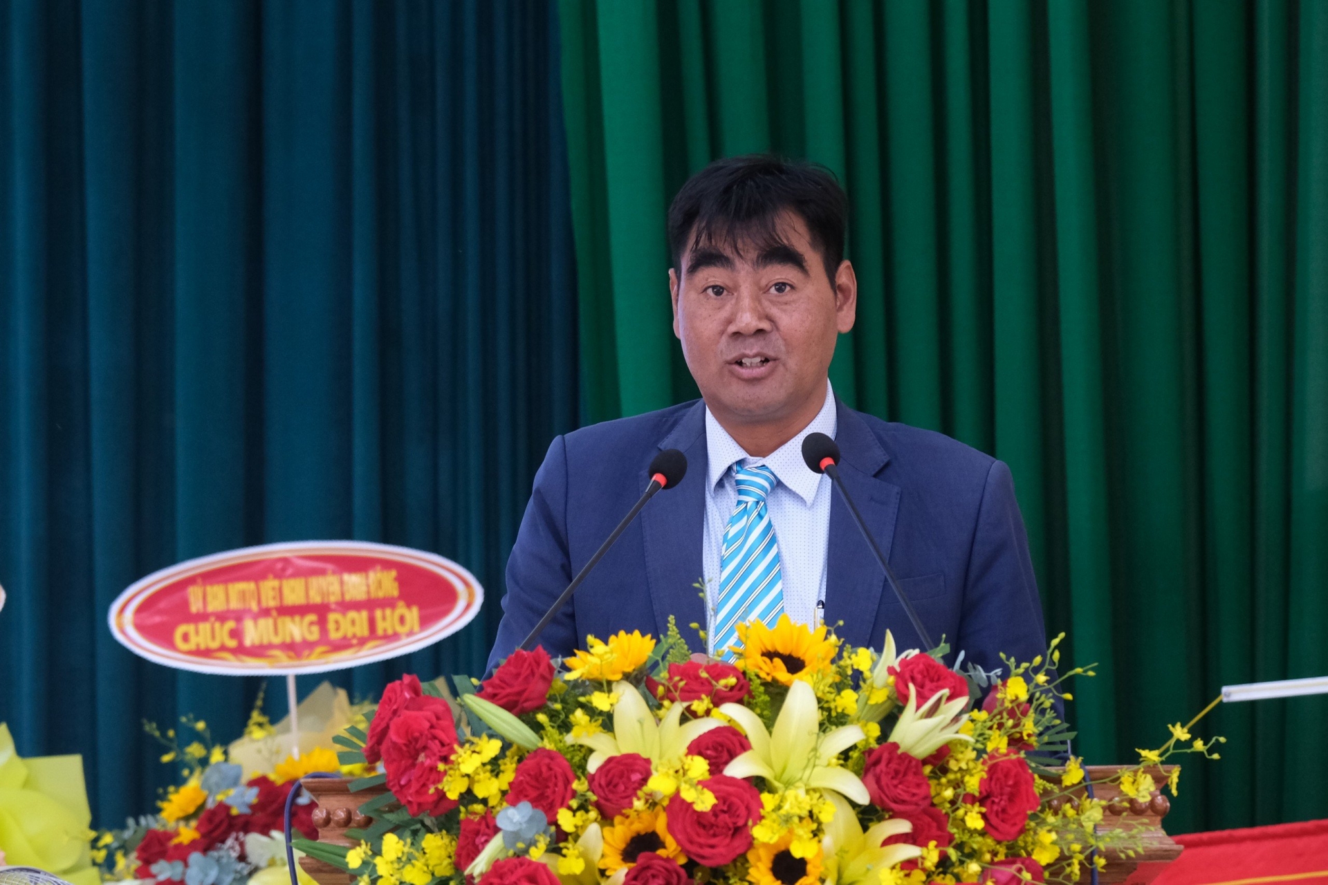 Ông Bon Yô Soan - Phó Chủ tịch Ủy ban MTTQ Việt Nam tỉnh Lâm Đồng phát biểu tại Đại hội