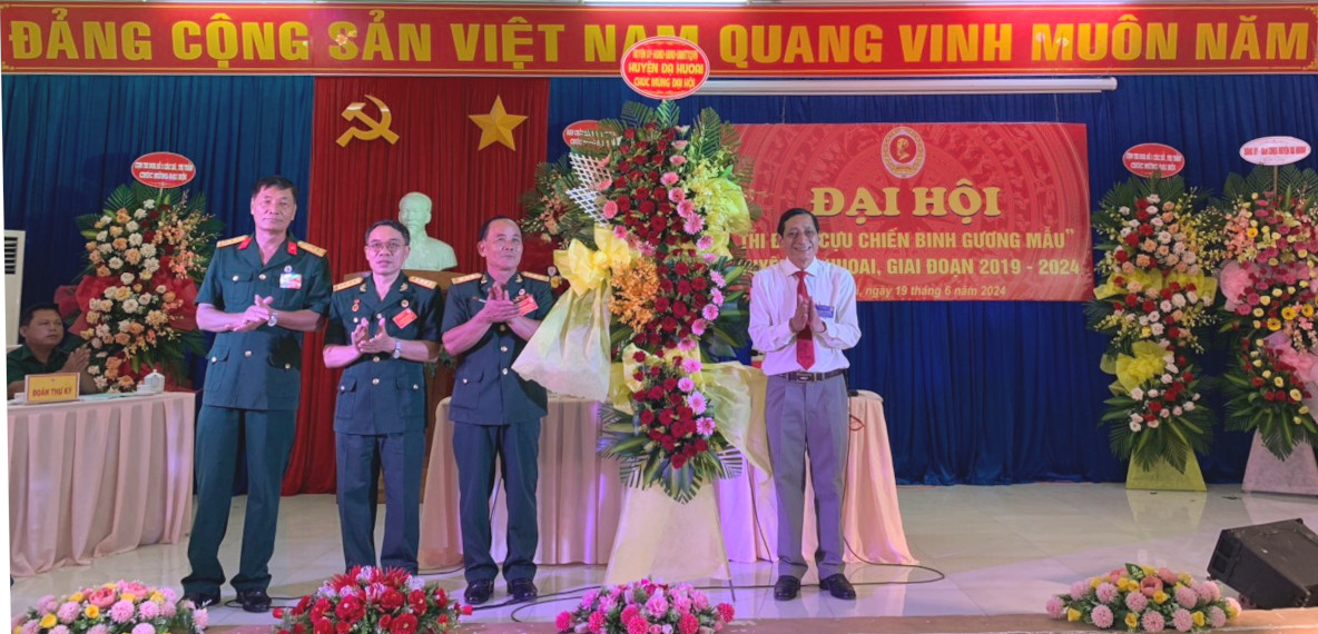 Đồng chí Lưu Hồng Long - Phó Bí thư Thường trực Huyện ủy tặng hoa chúc mừng Đại hội