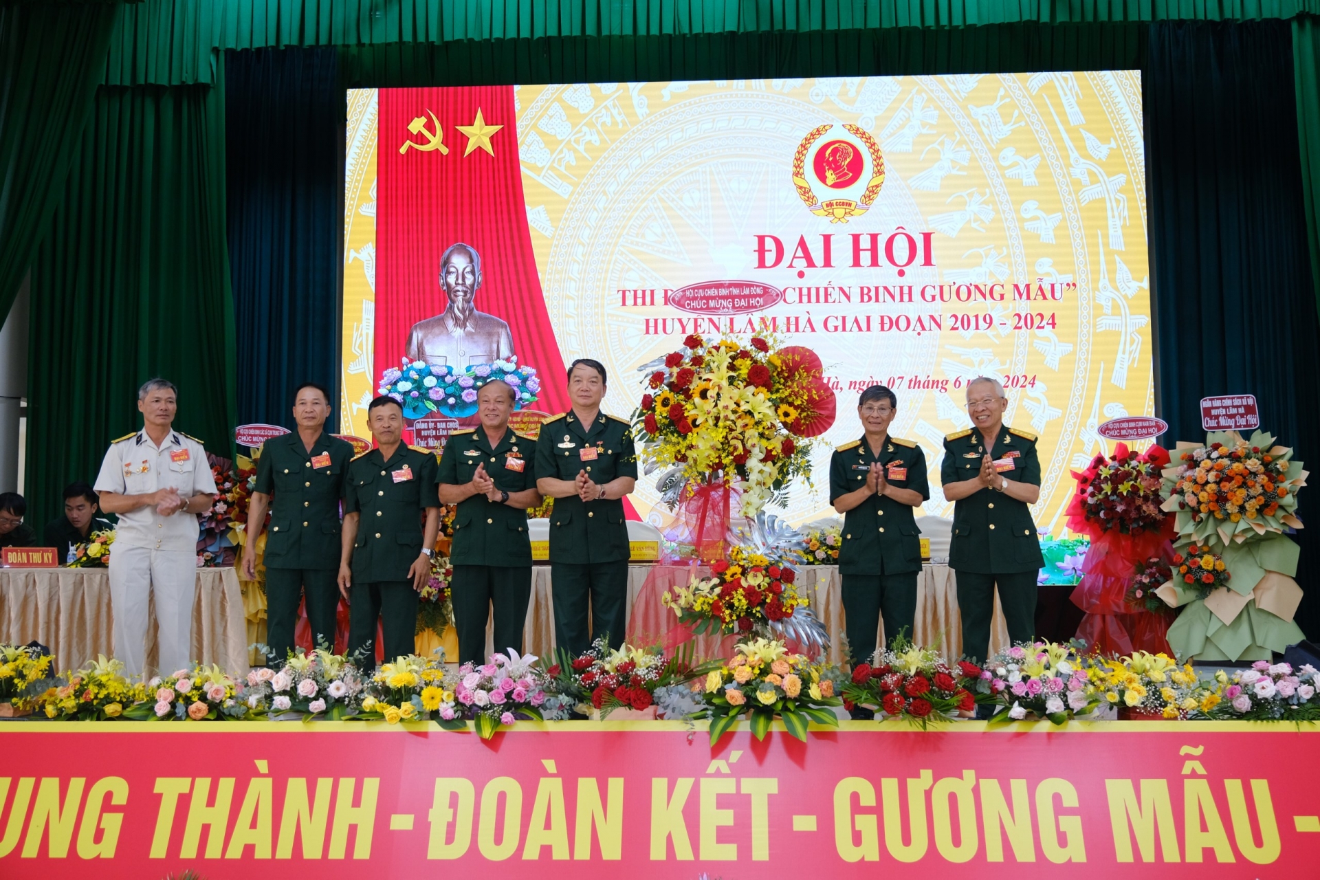 Hội Cựu chiến binh tỉnh Lâm Đồng tặng hoa chúc mừng Đại hội