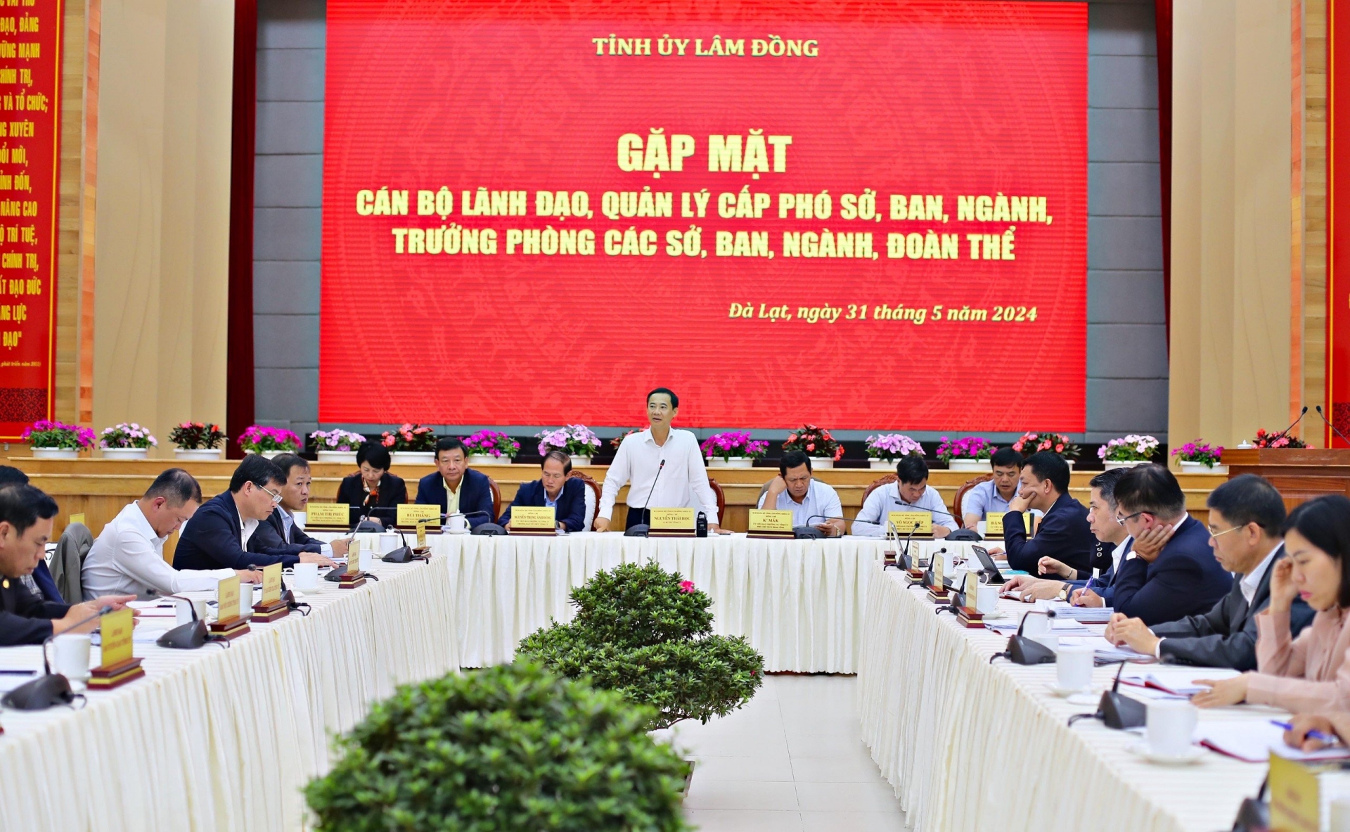 Quang cảnh buổi gặp mặt giữa lãnh đạo tỉnh Lâm Đồng với đội ngũ cán bộ lãnh đạo cấp phó các ban của Tỉnh ủy, các sở, ban ngành, Mặt trận Tổ quốc tỉnh