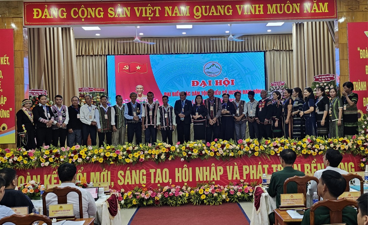 Các đại biểu tham dự Đại hội đại biểu các DTTS tỉnh Lâm Đồng lần thứ IV ra mắt Đại hội