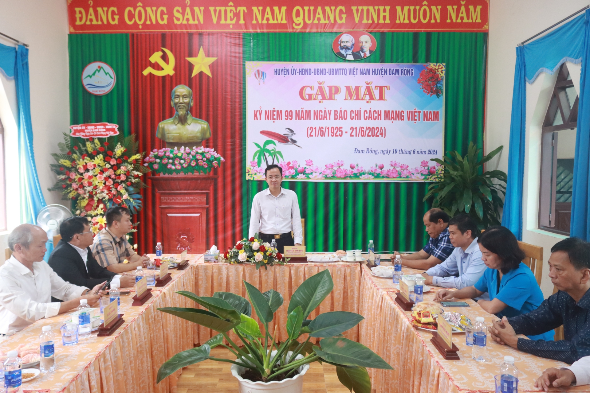 Đồng chí Nguyễn Văn Lộc – Bí thư Huyện ủy, Chủ tịch HĐND huyện phát biểu chúc mừng tại buổi gặp mặt