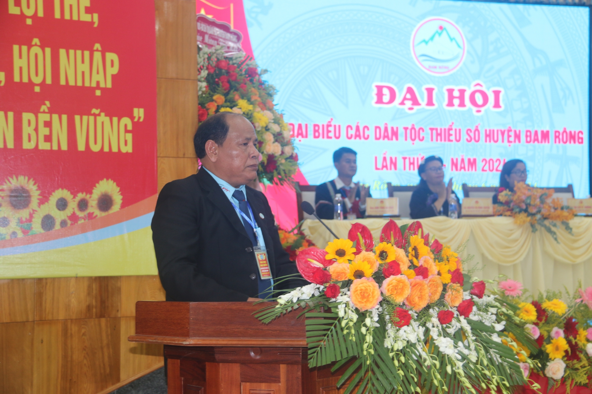 Ông Liêng Hót Ha Hai – Phó Chủ tịch UBND huyện, Trưởng Ban Chỉ đạo Đại hội đại biểu DTTS huyện Đam Rông phát biểu khai mạc Đại hội