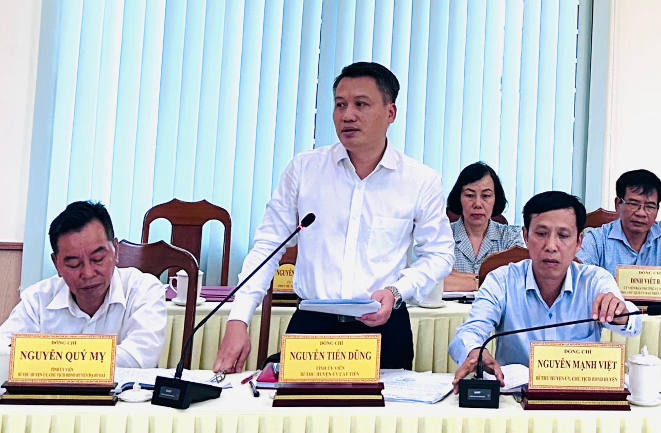 Đồng chí Nguyễn Tiến Dũng - Bí thư Huyện ủy Cát Tiên báo cáo tại Hội nghị