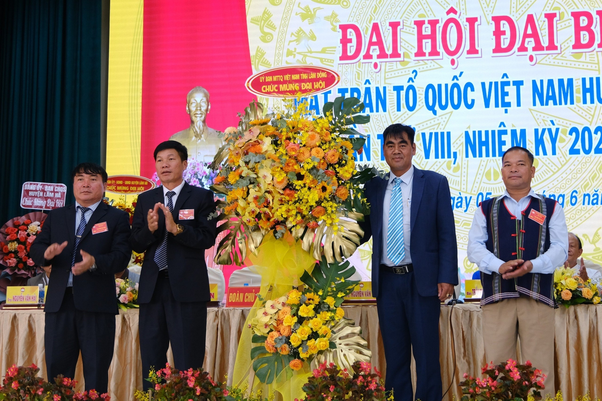 Ông Bon Yô Soan - Phó Chủ tịch Ủy ban MTTQ Việt Nam tỉnh Lâm Đồng tặng hoa chúc mừng Đại hội