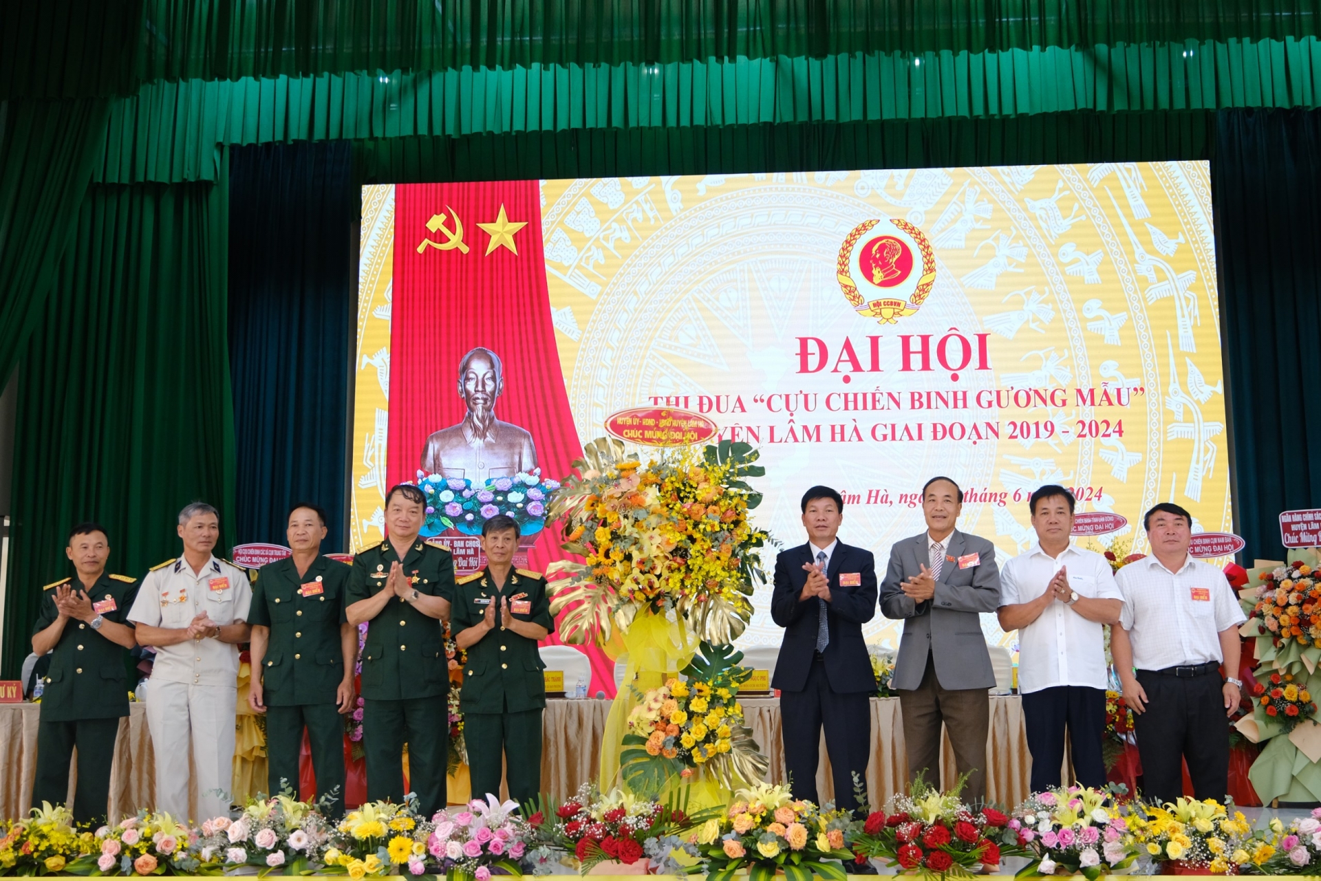 Huyện Ủy, HĐND, UBND, Ủy ban MTTQ Việt Nam huyện Lâm Hà tặng hoa chúc mừng Đại hội