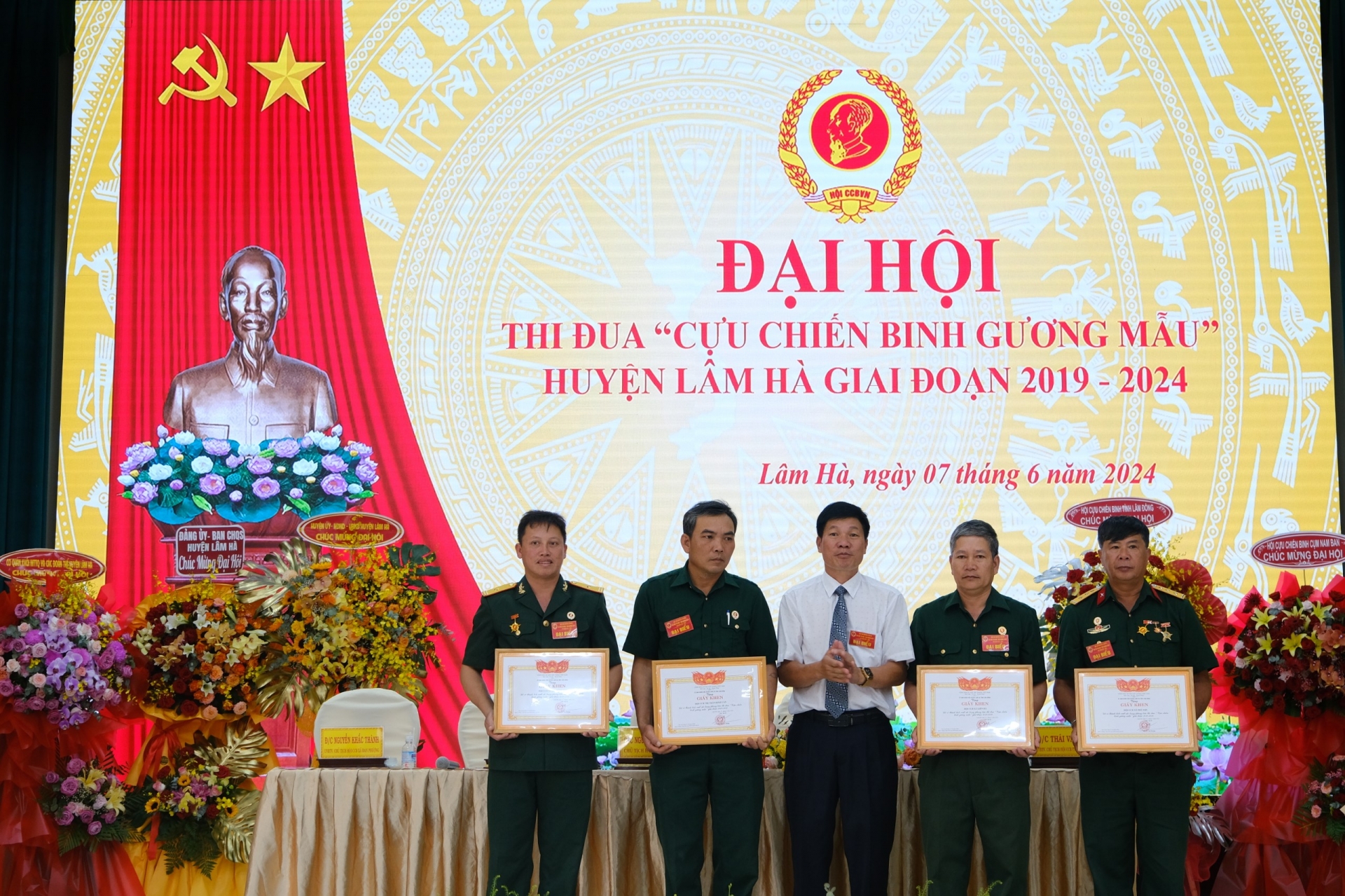 Trao Giấy khen của UBND huyện Lâm Hà cho các tập thể