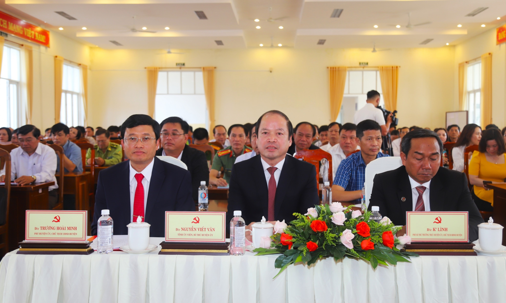 Các đồng chí lãnh đạo huyện Bảo Lâm dự hội nghị