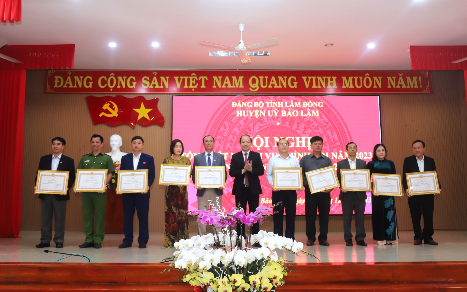 Bí thư Huyện ủy Bảo Lâm Nguyễn Viết Vân trao khen thưởng cho các tổ chức cơ sở Đảng hoàn thành xuất sắc nhiệm vụ năm 2023