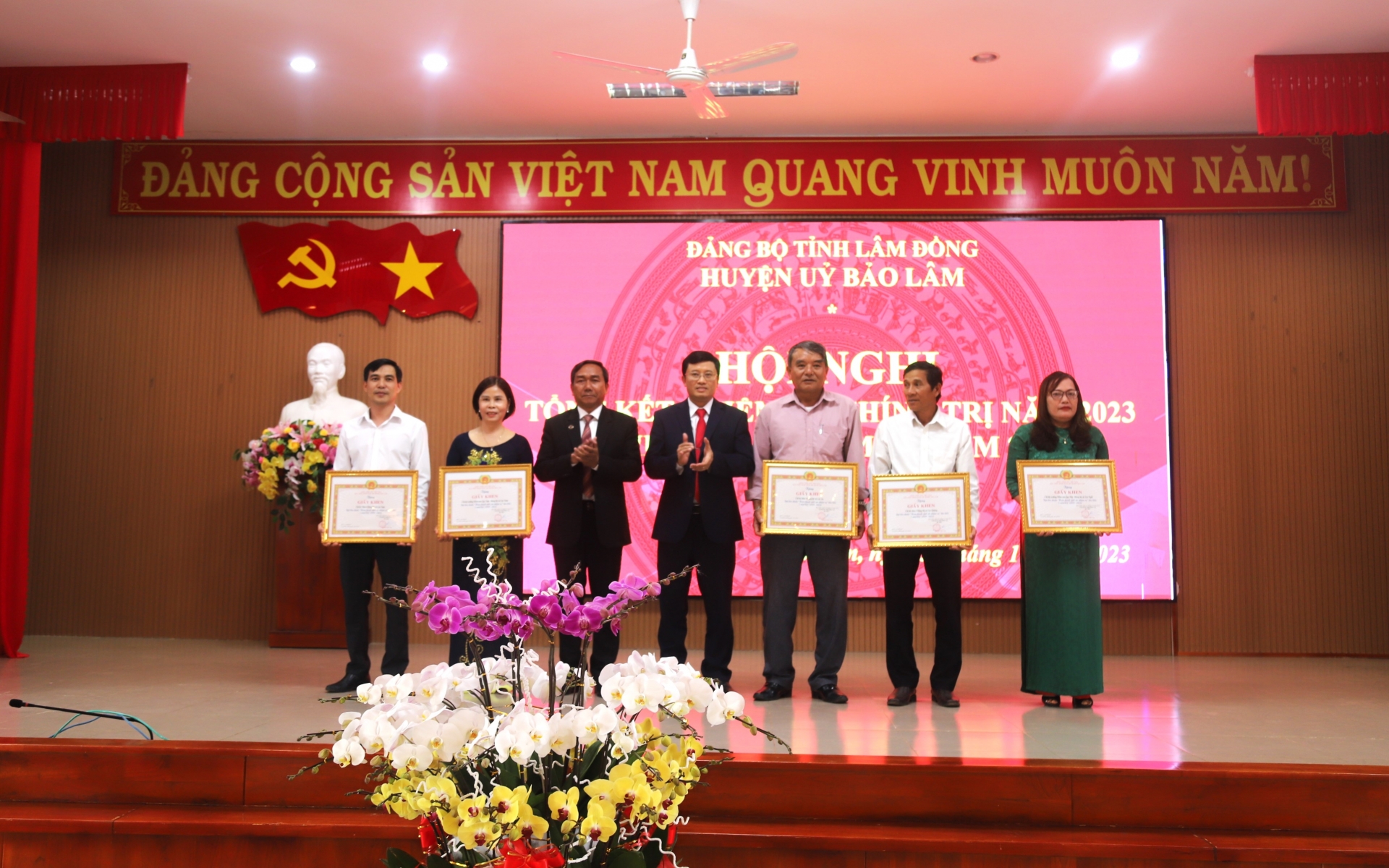 Lãnh đạo huyện Bảo Lâm trao khen thưởng cho 5 chi bộ hoàn thành xuất sắc nhiệm vụ 5 năm liền