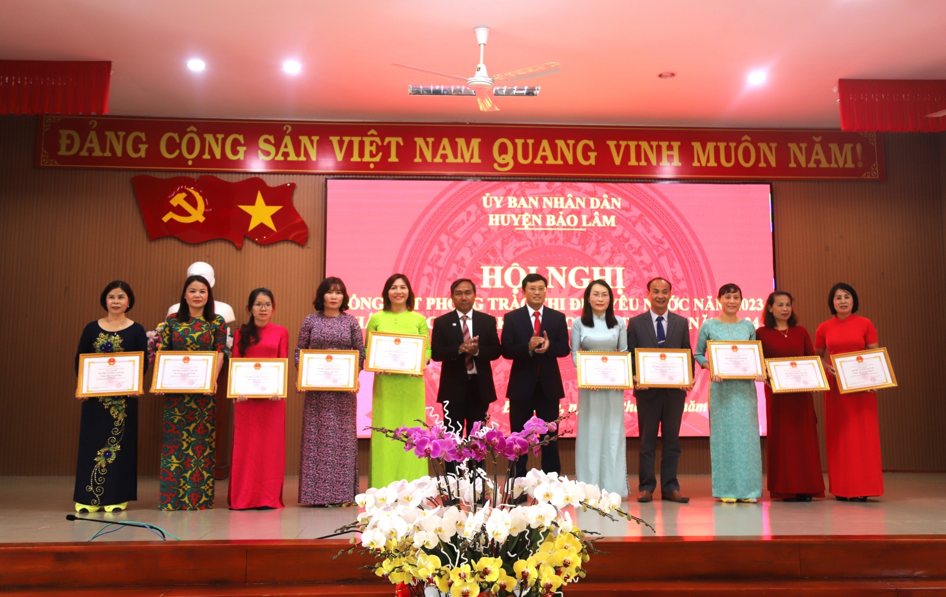 Các tập thể, cá nhân nhận bằng khen của Chủ tịch UBND tỉnh Lâm Đồng trao tặng