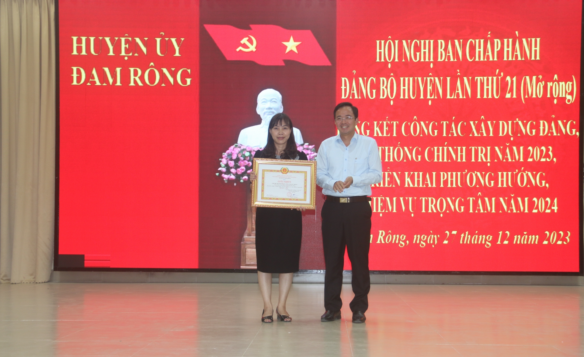 Đồng chí Nguyễn Văn Lộc – Bí thư Huyện ủy trao giấy khen cho Chi bộ Trường mầm non xã Đạ Mrông hoàn thành xuất sắc nhiệm vụ tiêu biểu 5 năm liền