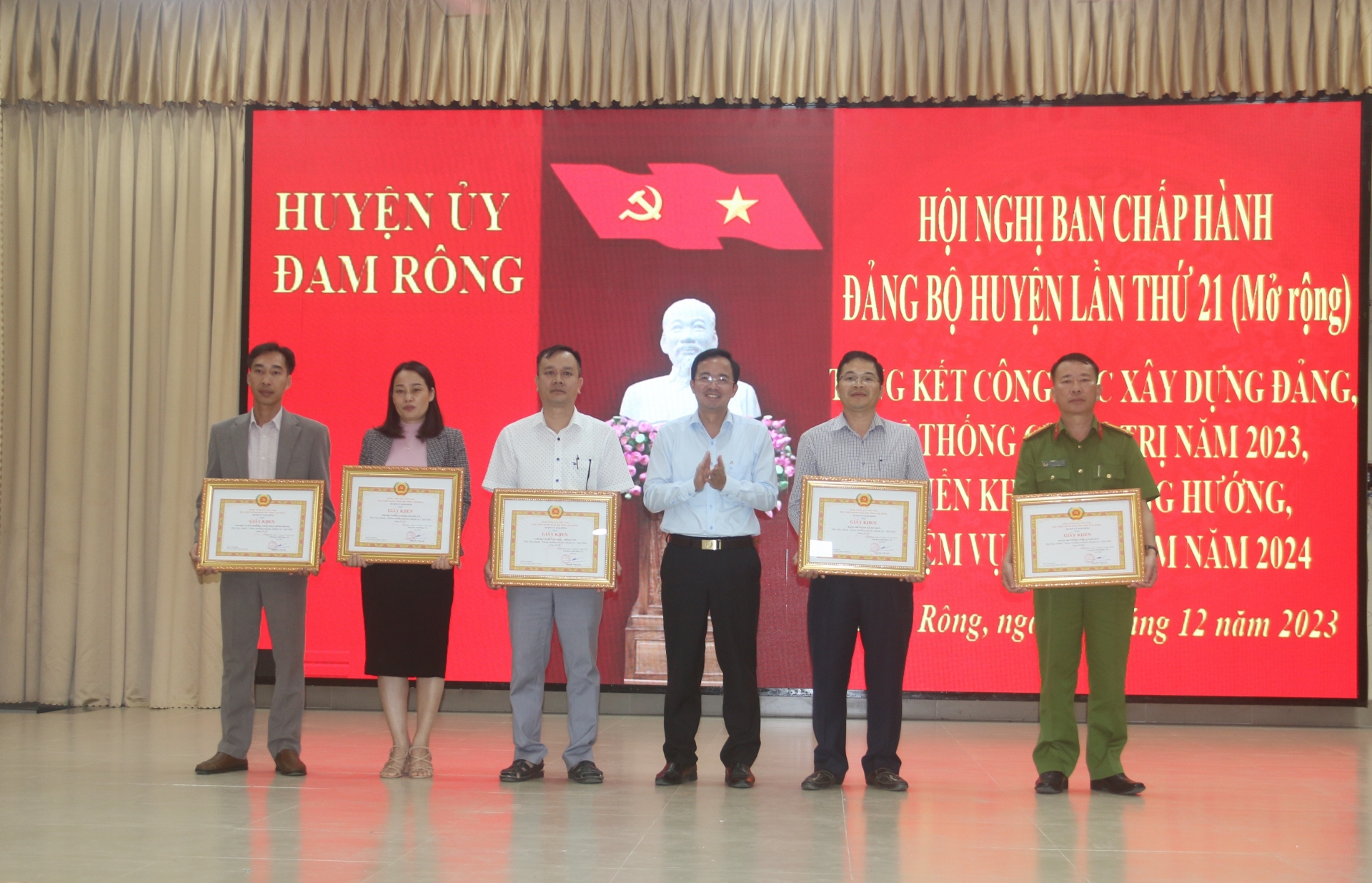 Đồng chí Nguyễn Văn Lộc – Bí thư Huyện ủy khen thưởng cho các tập thể có thành tích xuất sắc trong việc triển khai thực hiện Nghị quyết số 08-NQ/HU