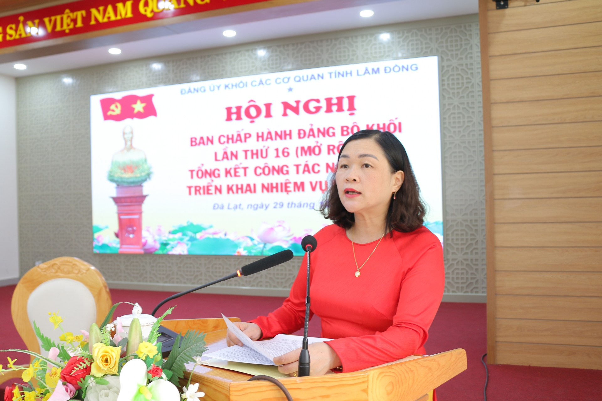 Đồng chí Nguyễn Thị Phương Thảo - Phó Bí thư thường trực Đảng ủy Khối báo cáo tổng kết công tác năm 2023 và phương hướng, nhiệm vụ năm 2024