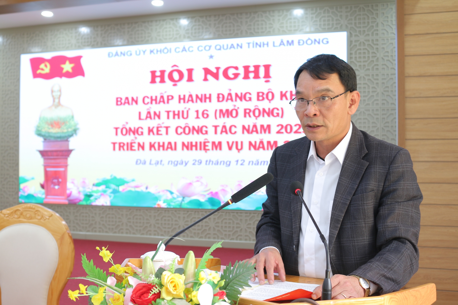 Đồng chí Lương Văn Mừng - Phó Bí thư Đảng ủy Khối thông qua Nghị quyết lãnh đạo thực hiện nhiệm vụ năm 2024