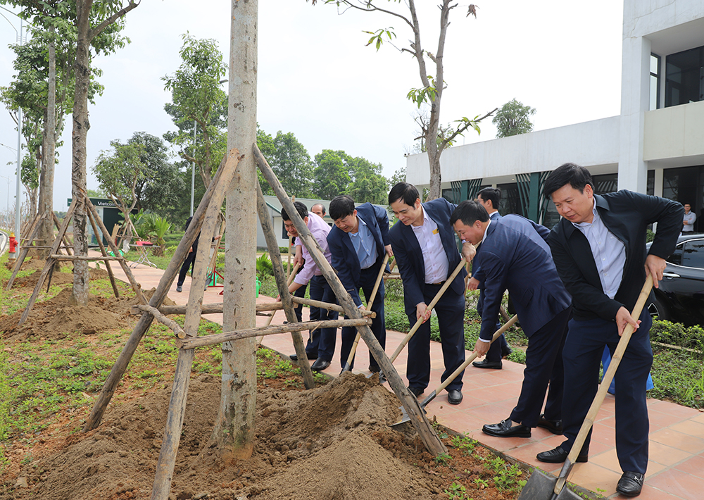 Lãnh đạo UBND tỉnh thăm, động viên sản xuất đầu năm