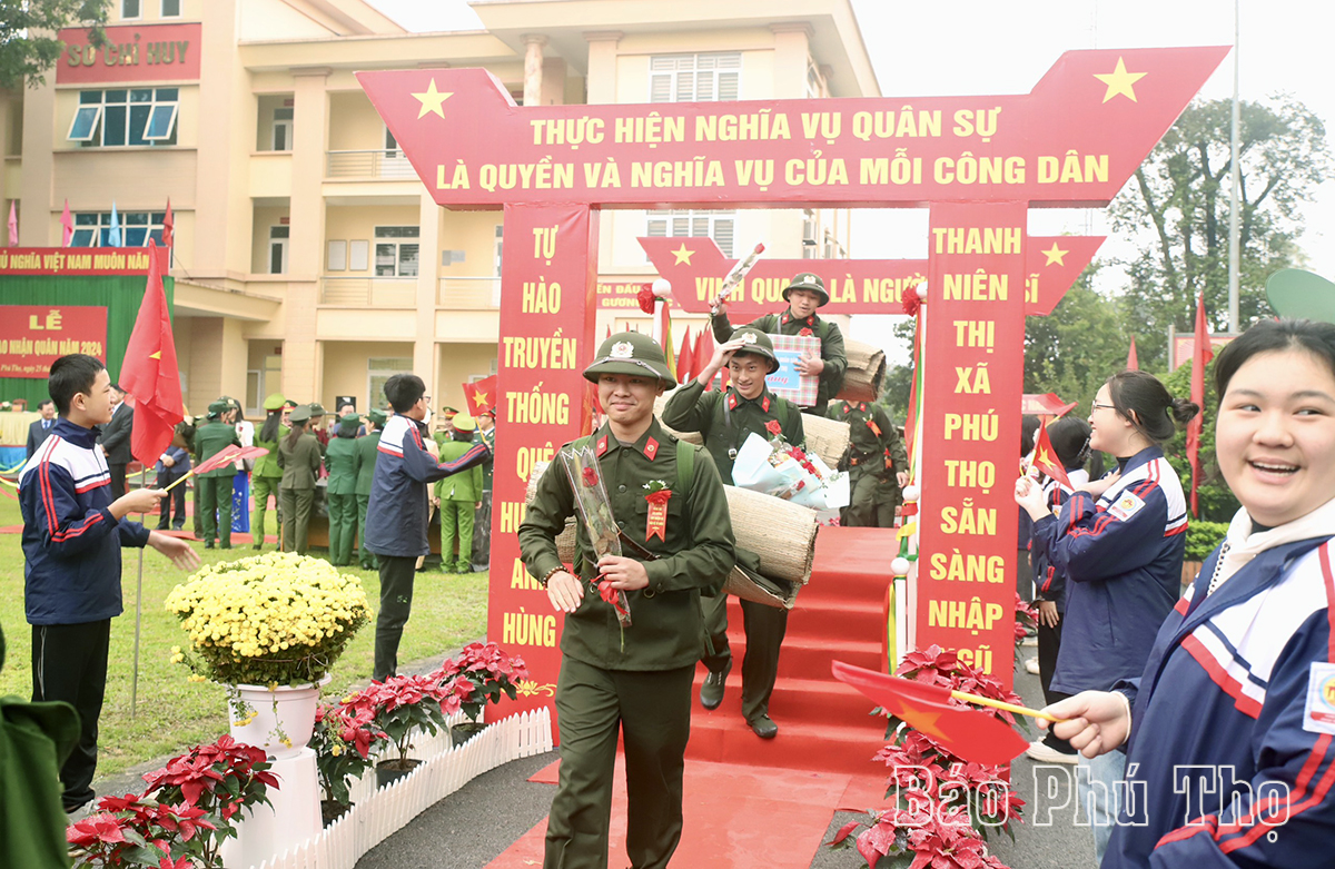 Các đồng chí lãnh đạo tỉnh dự lễ giao, nhận quân năm 2024