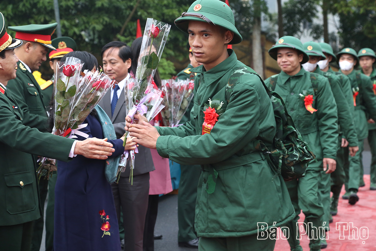 Các đồng chí lãnh đạo tỉnh dự lễ giao, nhận quân năm 2024