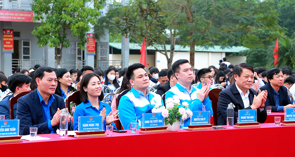 Sôi nổi chương trình “Hành trình xanh - Tôi yêu Đất Tổ”