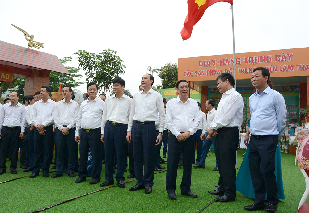 Lãnh đạo tỉnh tham quan Hội trại Văn hóa tại Đền Hùng