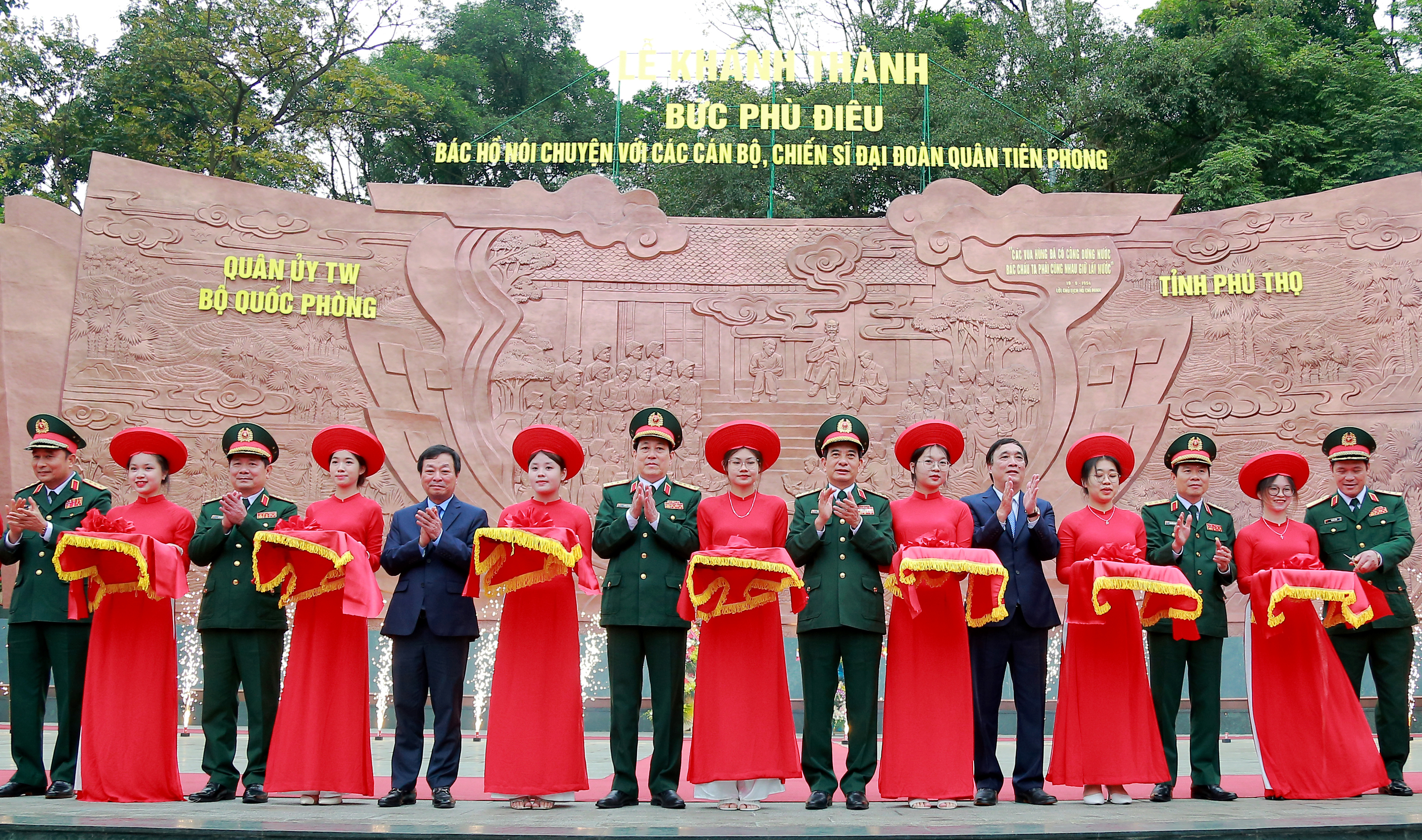 Khánh thành Bức phù điêu “Bác Hồ nói chuyện với cán bộ, chiến sĩ Đại đoàn quân Tiên Phong”