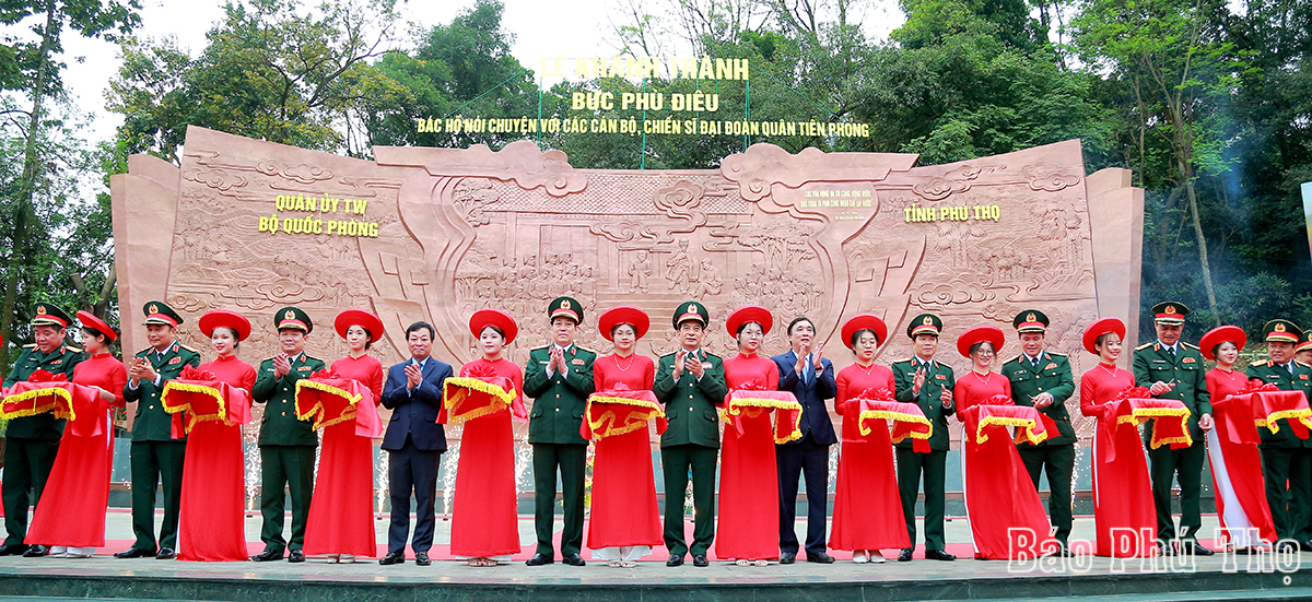 Khánh thành Bức phù điêu “Bác Hồ nói chuyện với cán bộ, chiến sĩ Đại đoàn quân Tiên Phong”