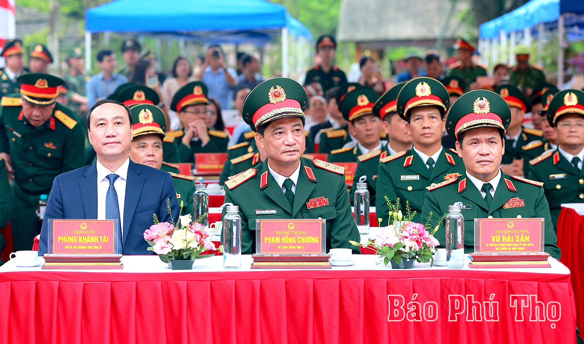 Khánh thành Bức phù điêu “Bác Hồ nói chuyện với cán bộ, chiến sĩ Đại đoàn quân Tiên Phong”