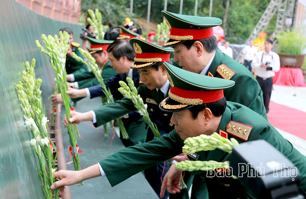 Khánh thành Bức phù điêu “Bác Hồ nói chuyện với cán bộ, chiến sĩ Đại đoàn quân Tiên Phong”