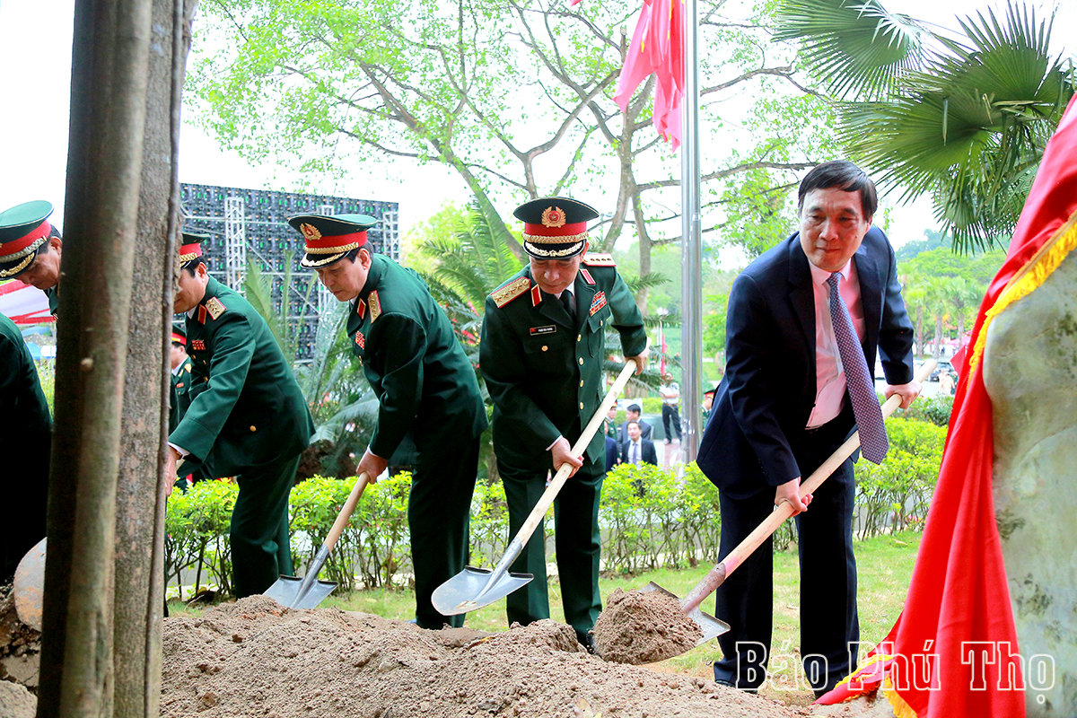 Khánh thành Bức phù điêu “Bác Hồ nói chuyện với cán bộ, chiến sĩ Đại đoàn quân Tiên Phong”