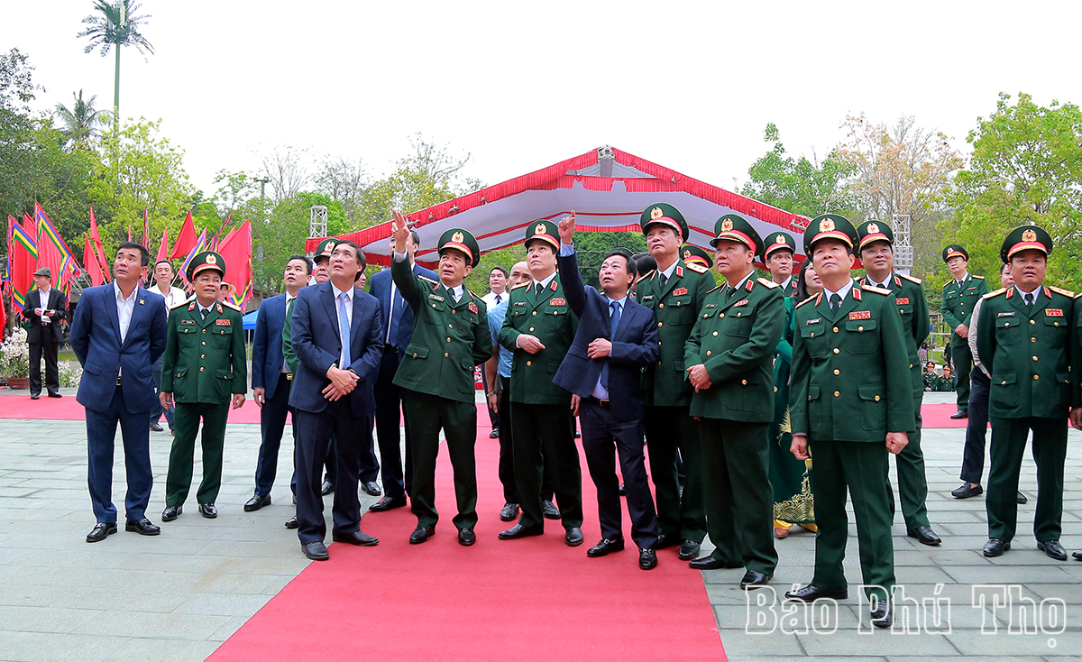 Khánh thành Bức phù điêu “Bác Hồ nói chuyện với cán bộ, chiến sĩ Đại đoàn quân Tiên Phong”