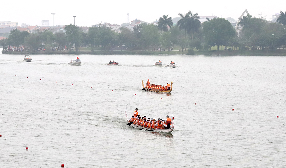 Bạch Hạc vô địch giải Bơi chải thành phố Việt Trì mở rộng