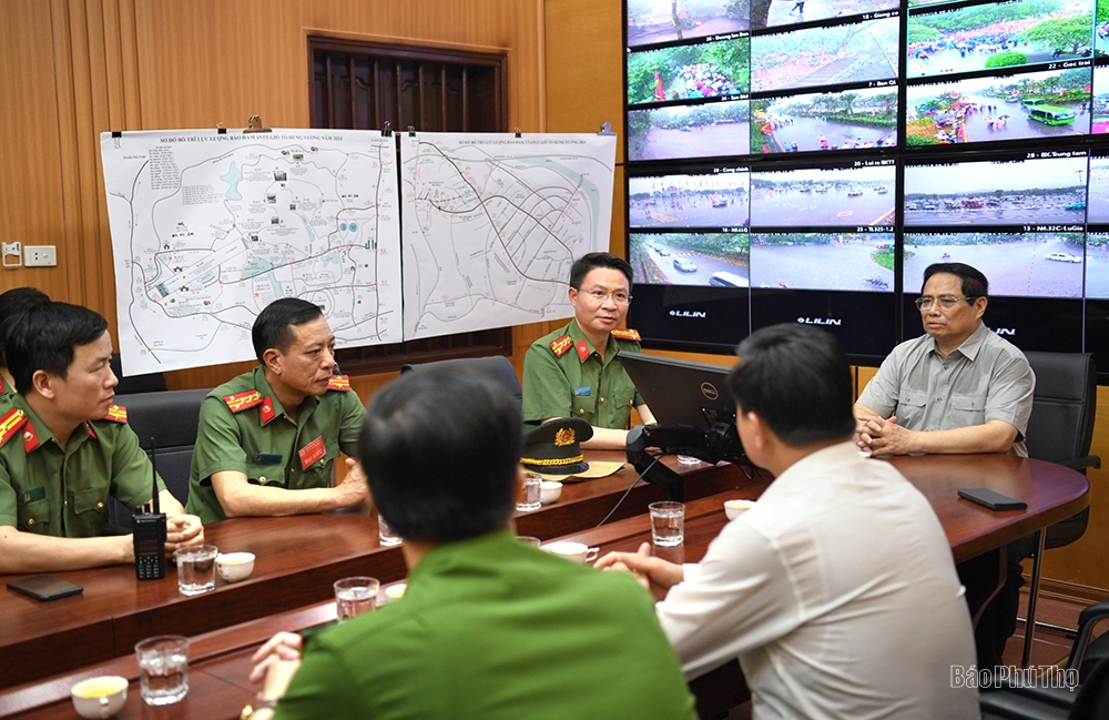 Thủ tướng Chính phủ Phạm Minh Chính thăm Trung tâm thông tin chỉ huy tại Khu di tích lịch sử Đền Hùng