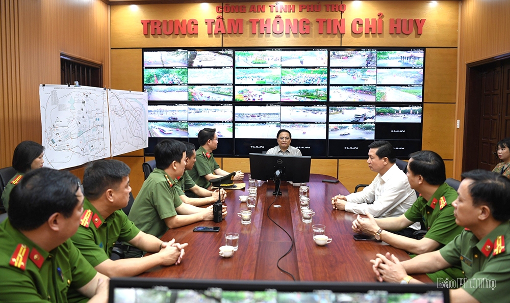 Thủ tướng Chính phủ Phạm Minh Chính thăm Trung tâm thông tin chỉ huy tại Khu di tích lịch sử Đền Hùng