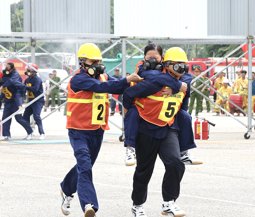 Hội thi nghiệp vụ chữa cháy và cứu nạn, cứu hộ “Tổ liên gia an toàn phòng cháy, chữa cháy”