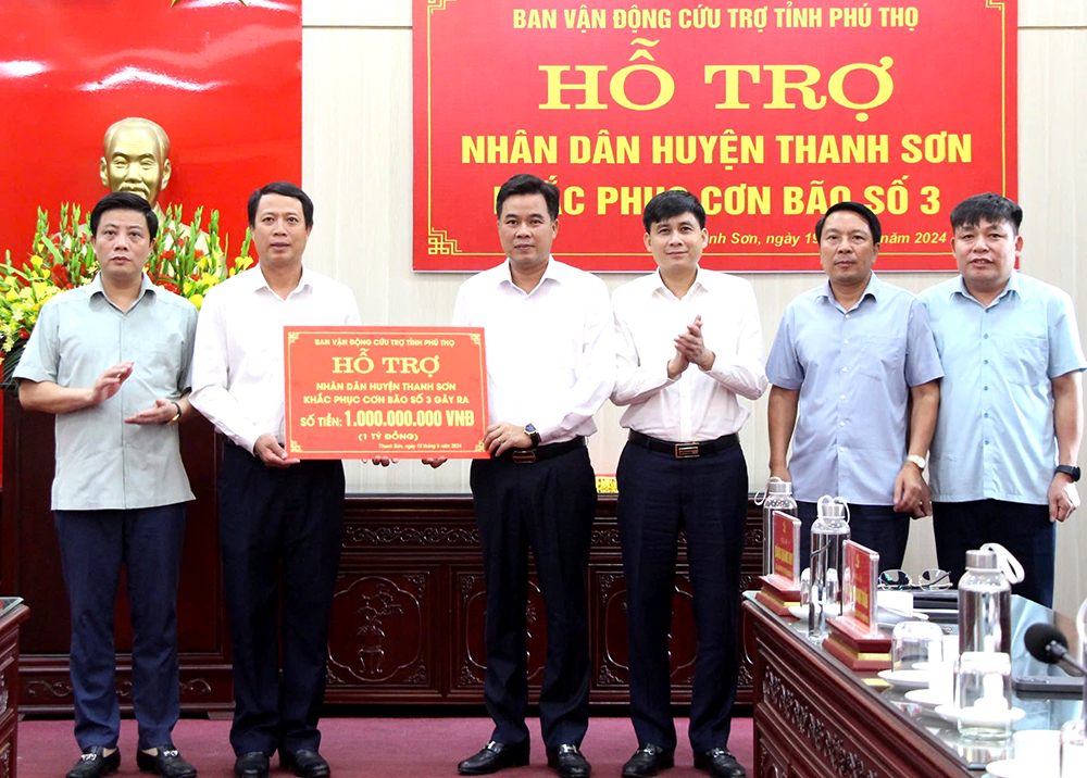 Trưởng Ban Tổ chức Tỉnh ủy thăm hỏi, trao hỗ trợ huyện Thanh Sơn khắc phục hậu quả bão số 3