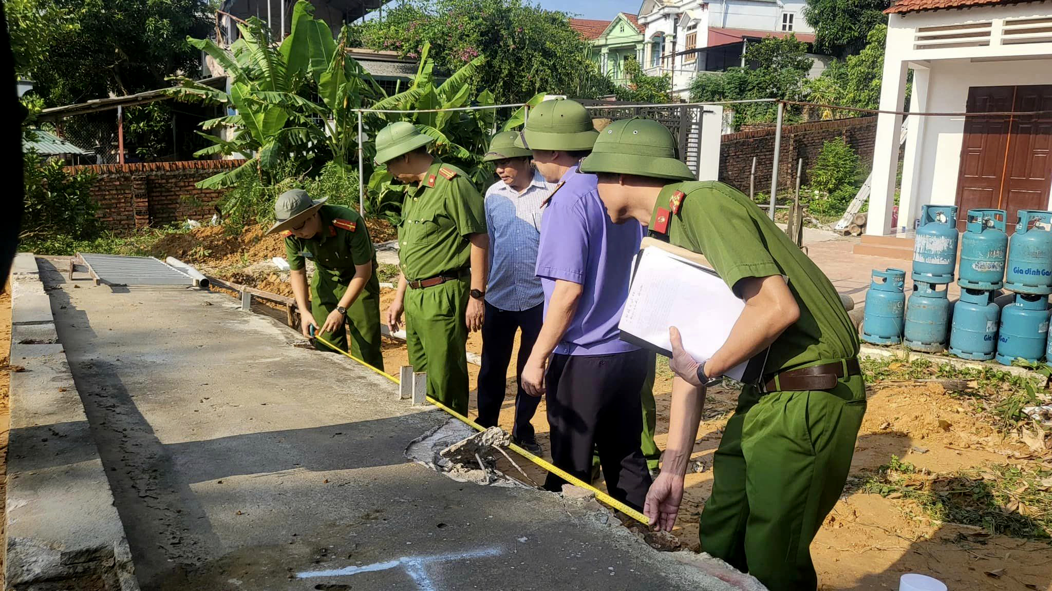 Chủ tịch UBND tỉnh Bùi Văn Quang chỉ đạo trục vớt nhịp cầu Phong Châu và phương tiện gặp nạn