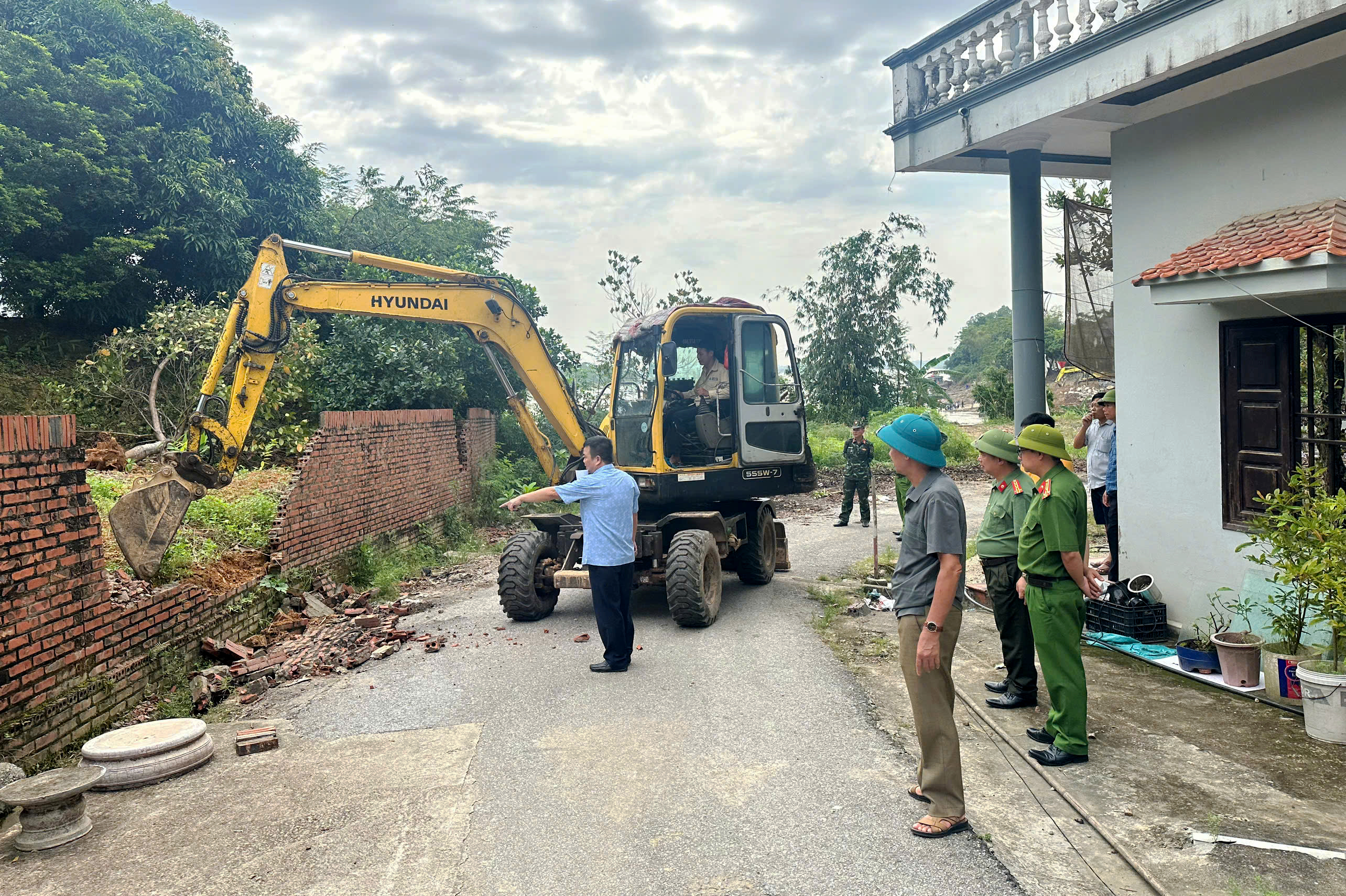 Chủ tịch UBND tỉnh Bùi Văn Quang chỉ đạo trục vớt nhịp cầu Phong Châu và phương tiện gặp nạn