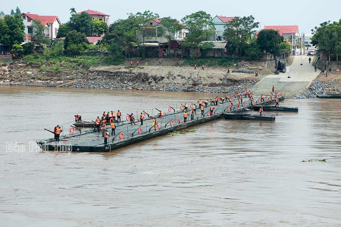 Hoàn thành cầu phao thay thế tạm thời cầu Phong Châu