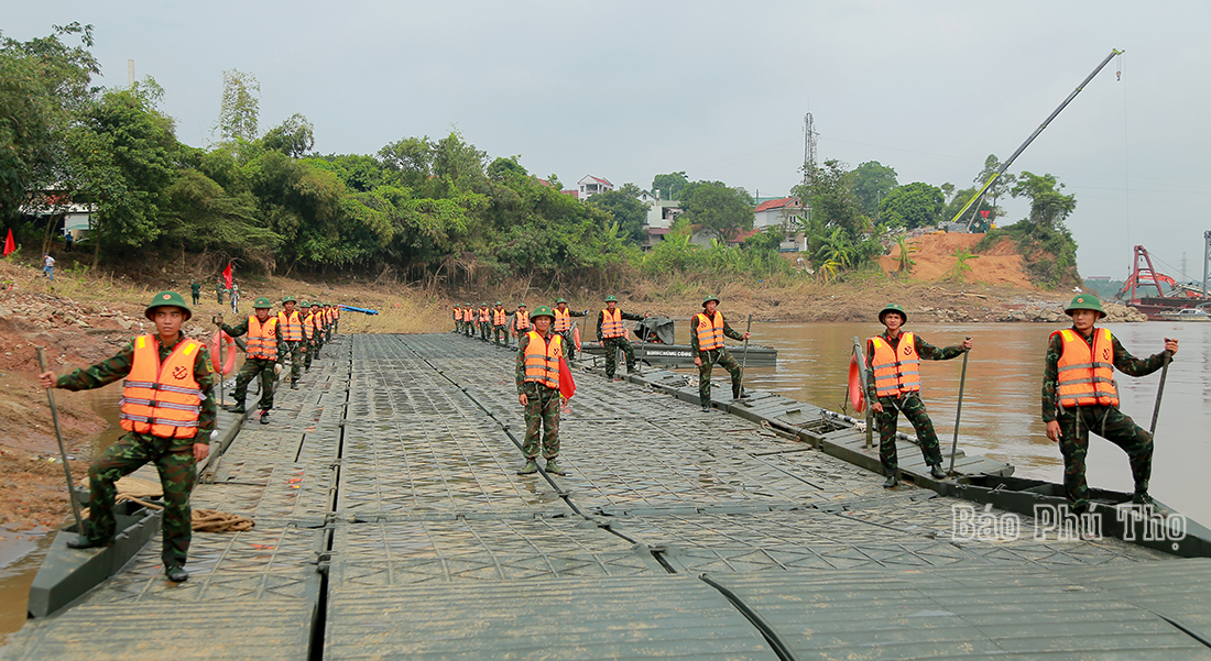 Hoàn thành cầu phao thay thế tạm thời cầu Phong Châu