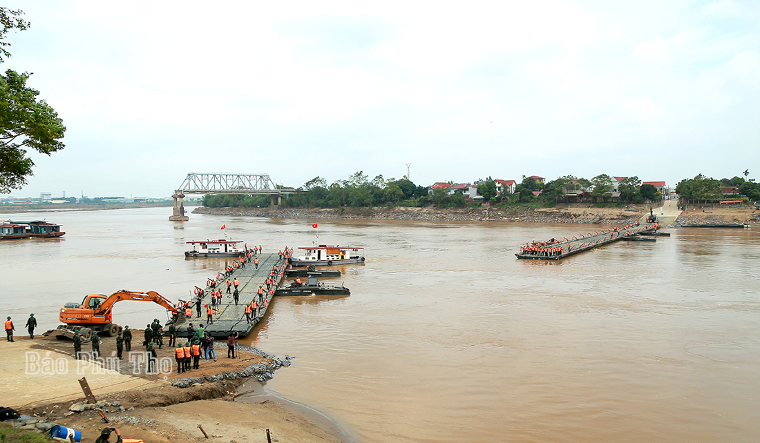 Hoàn thành cầu phao thay thế tạm thời cầu Phong Châu