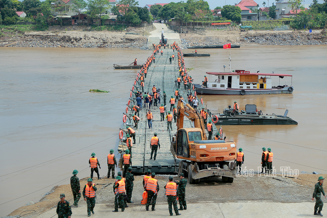 Hoàn thành cầu phao thay thế tạm thời cầu Phong Châu