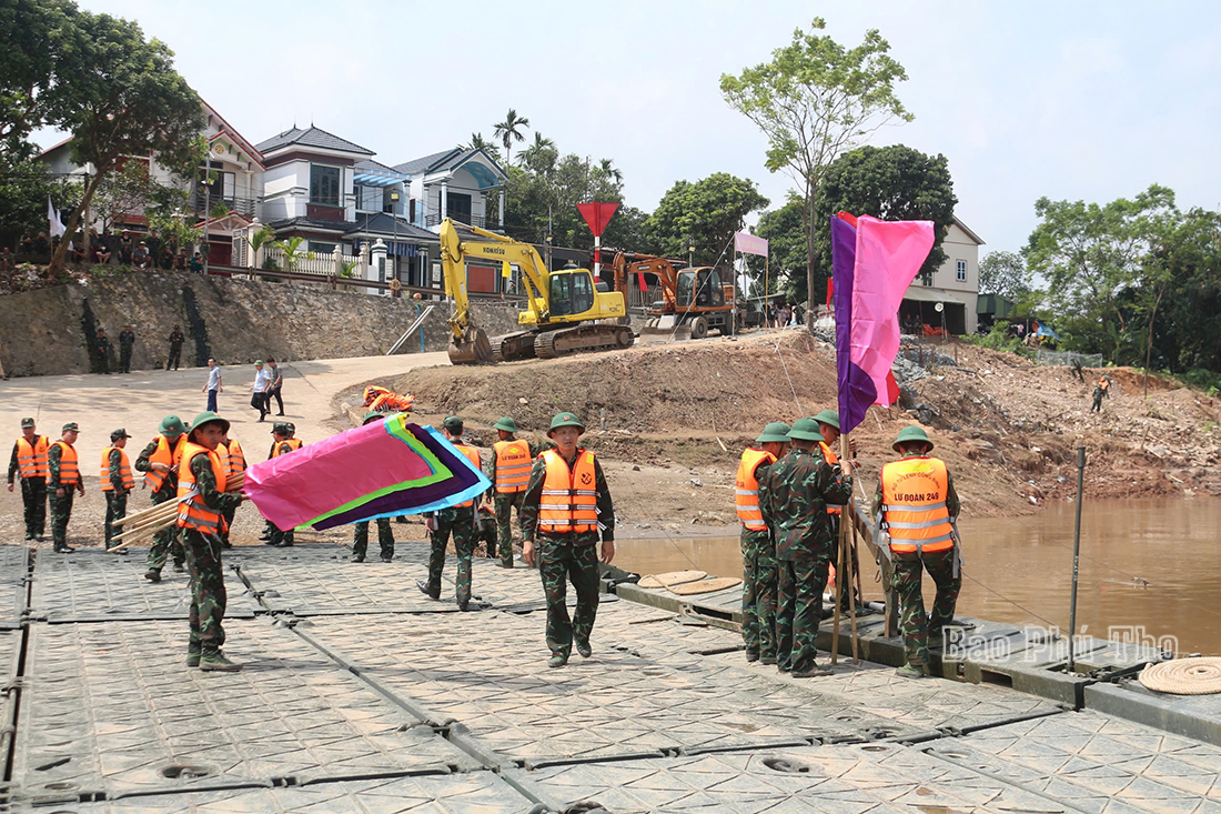 Hoàn thành cầu phao thay thế tạm thời cầu Phong Châu